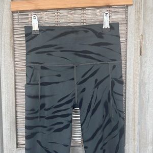 Athleta Salutation Stash Pocket 7/8 tights XXS